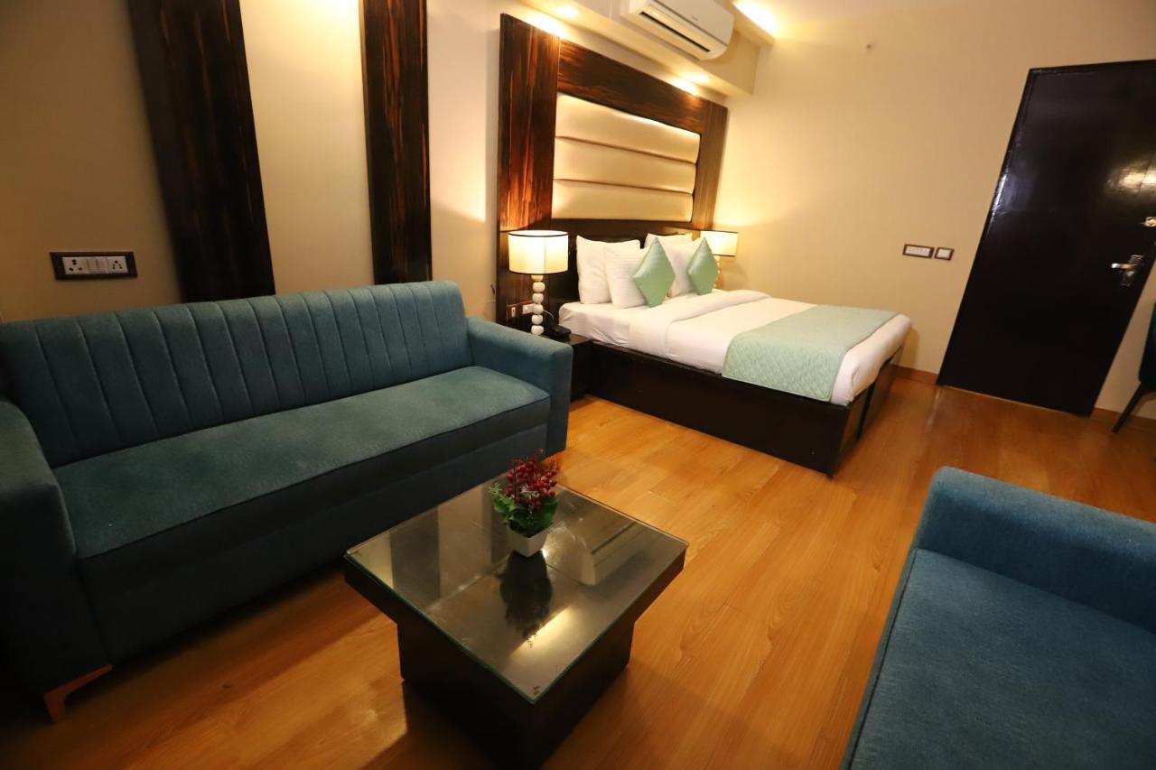 The Palm Spring A Boutique Hotel Naraina Yeni Delhi Dış mekan fotoğraf