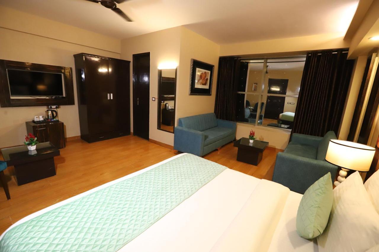 The Palm Spring A Boutique Hotel Naraina Yeni Delhi Dış mekan fotoğraf