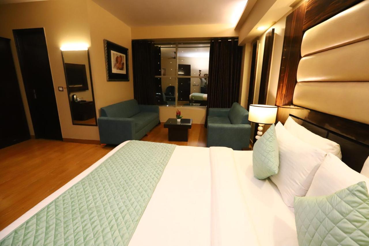 The Palm Spring A Boutique Hotel Naraina Yeni Delhi Dış mekan fotoğraf